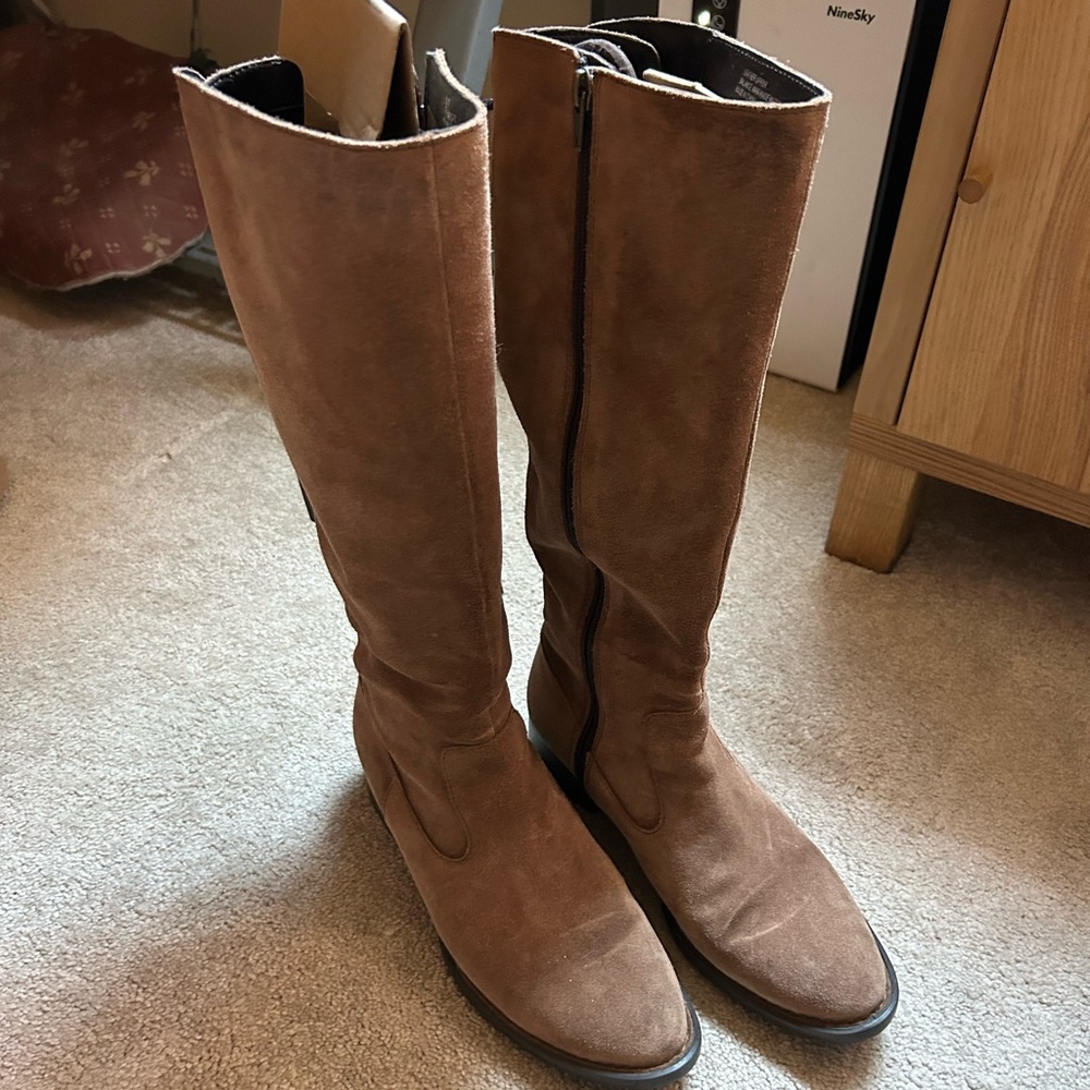 Born Shoes Size 8 boots brown very comfortable